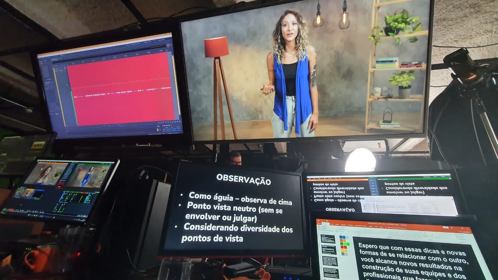Hellora Boff em tela, gravando um vídeo de curso online em estúdio profissional